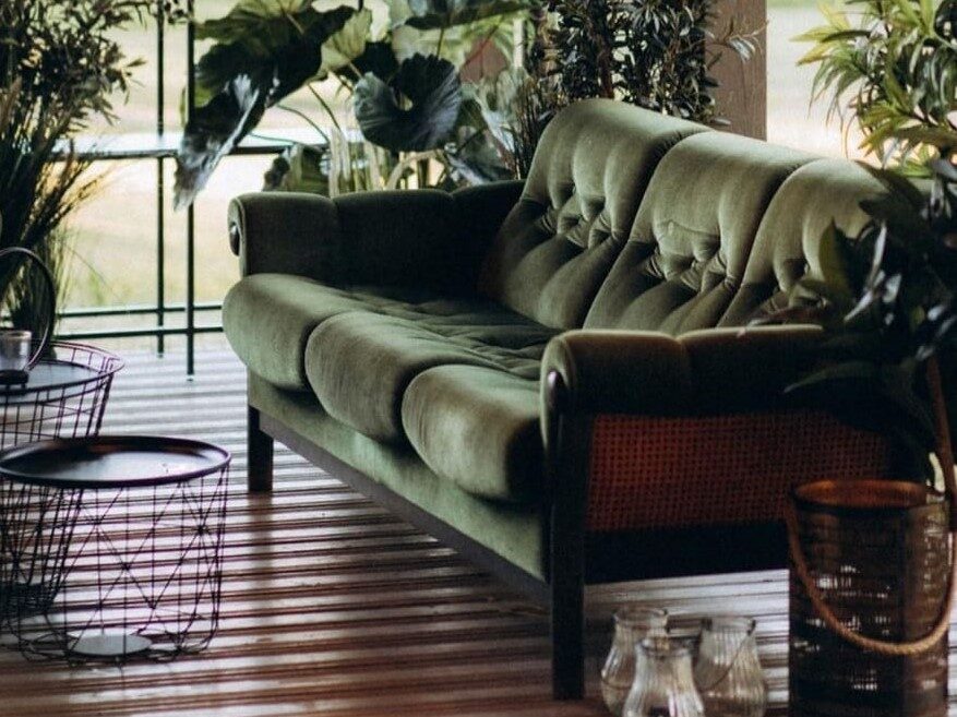 Zaļš samta dīvāns 