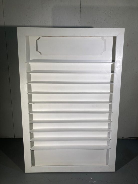 Dekoratīvs stends ar plauktiņiem