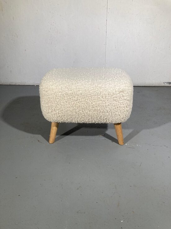 Mīksts dizaina pufs ar koka kājiņām 40 x 52 x 40cm