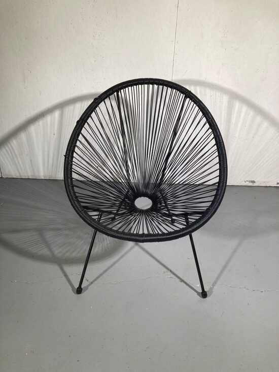 Melns atpūtas krēsls