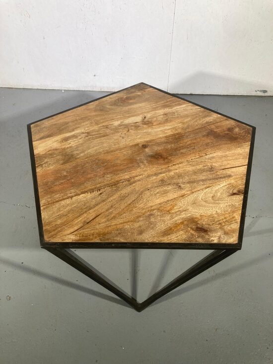 Piecstūra galds ar koka virsmu