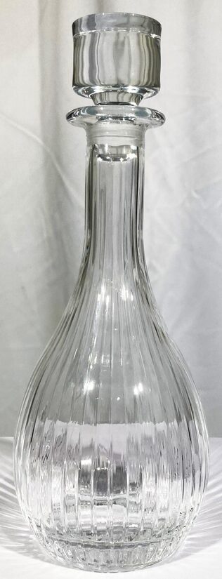 Stikla trauks vīnam