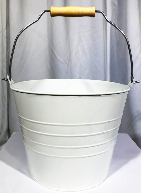 Balts spainis ar koka rokturi