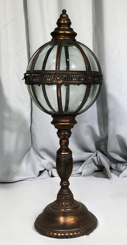 Dekoratīvā laterna uz statīva