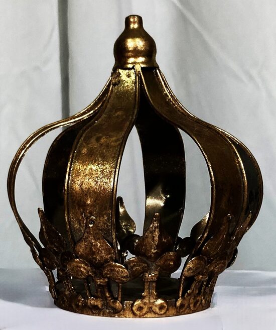 Dekoratīva zelta kroņa figūra 