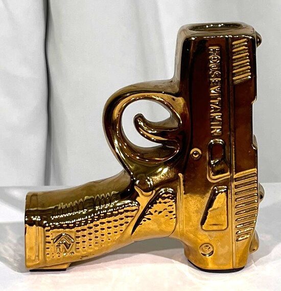 Zelta pistole svečturis