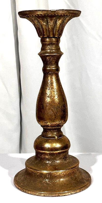 Vecināta Zelta svečturis (galda svecēm vai cilindriskajām svecēm.)