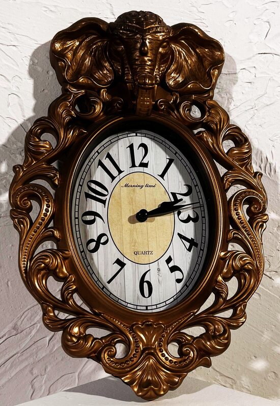 Zelta sienas pulkstenis