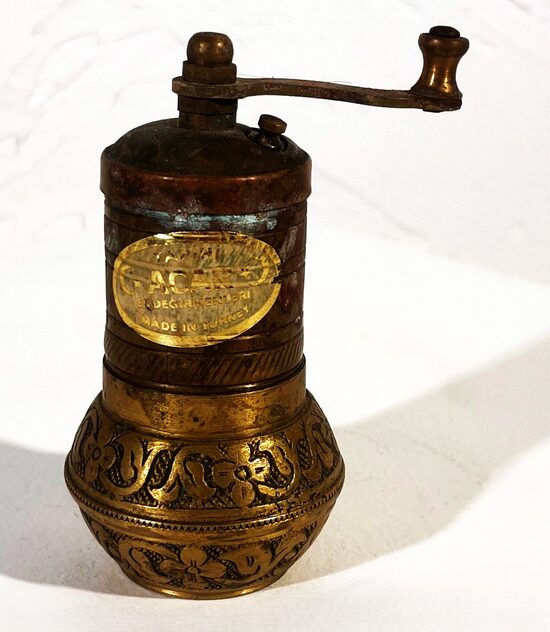 Zelta antīkas piparu dzirnaviņas