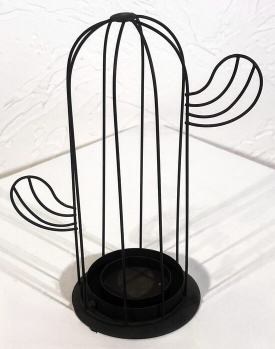 Melns svečturis kaktusa formā