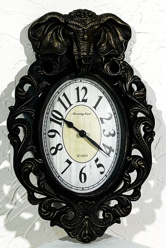 Melns sienas pulkstenis