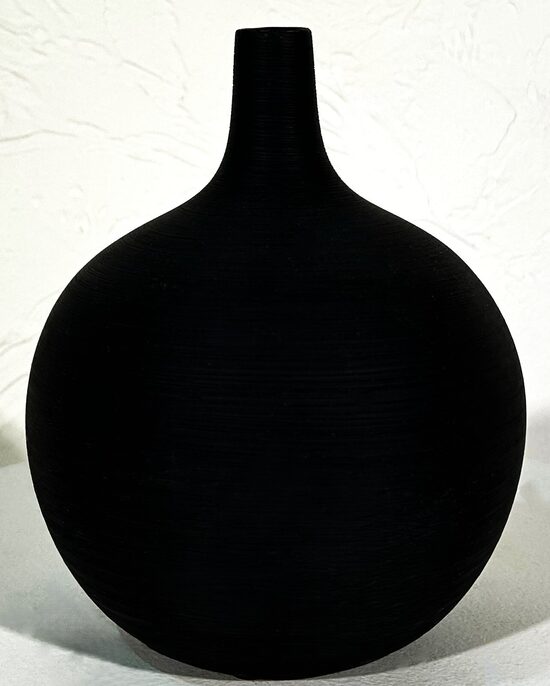 Melna dekoratīva keramikas vāzīte