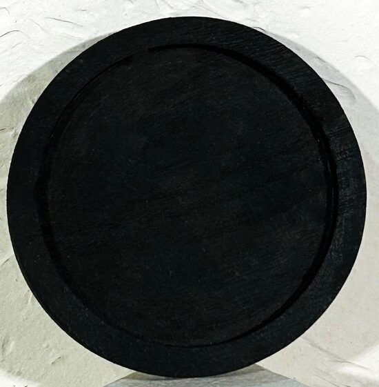 Melns koka šķīvis