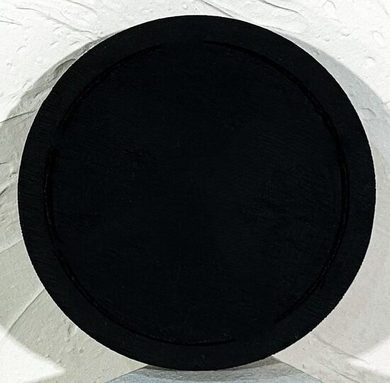 Melns koka šķīvis