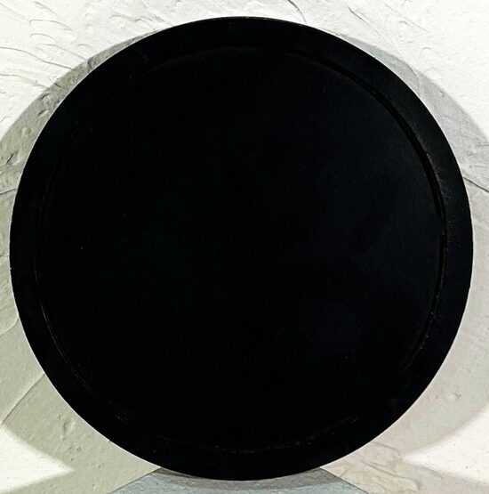 Melns koka šķīvis