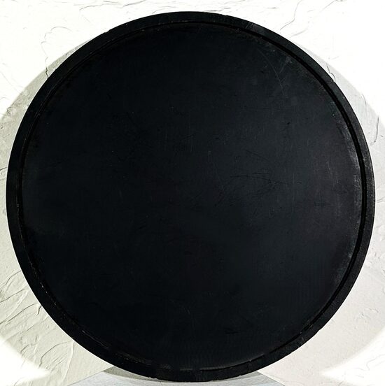 Melns koka šķīvis