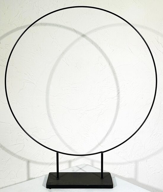 Melns riņķis ar pamatni