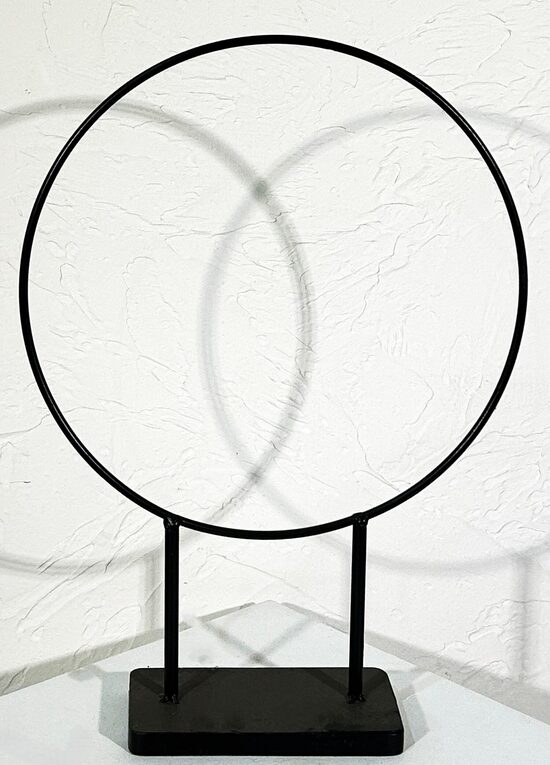 Melns riņķis ar pamatni