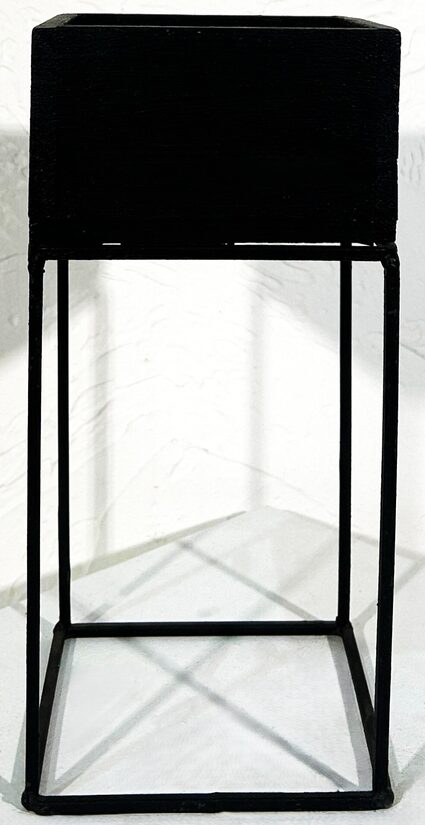 Melns taisnstūra formas svečturis