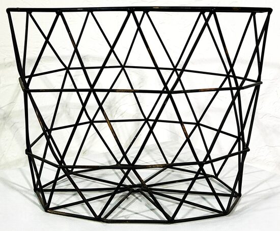 Melns metāla groziņš