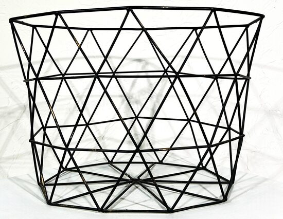 Melns metāla groziņš