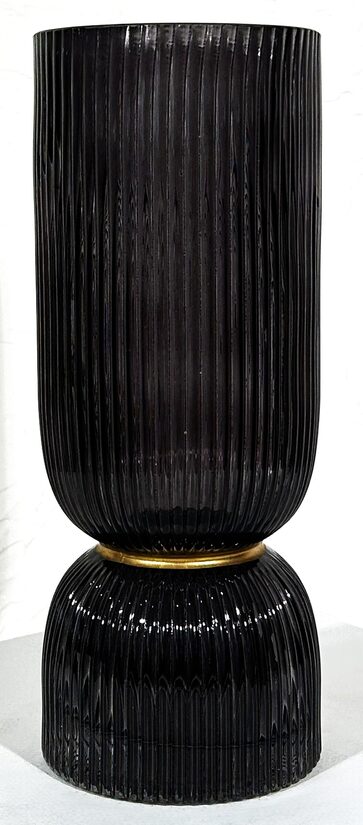 Melna stikla vāze
