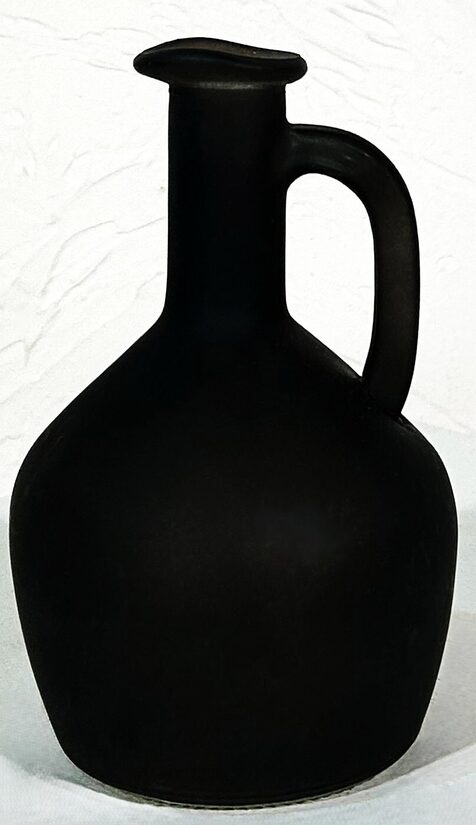 Melna lejkannas tipa ziedu vāze