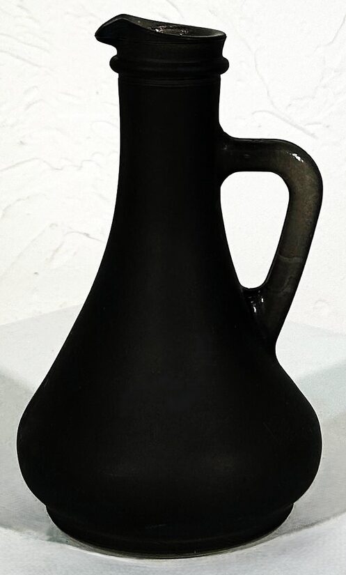Melna lejkannas tipa ziedu vāze
