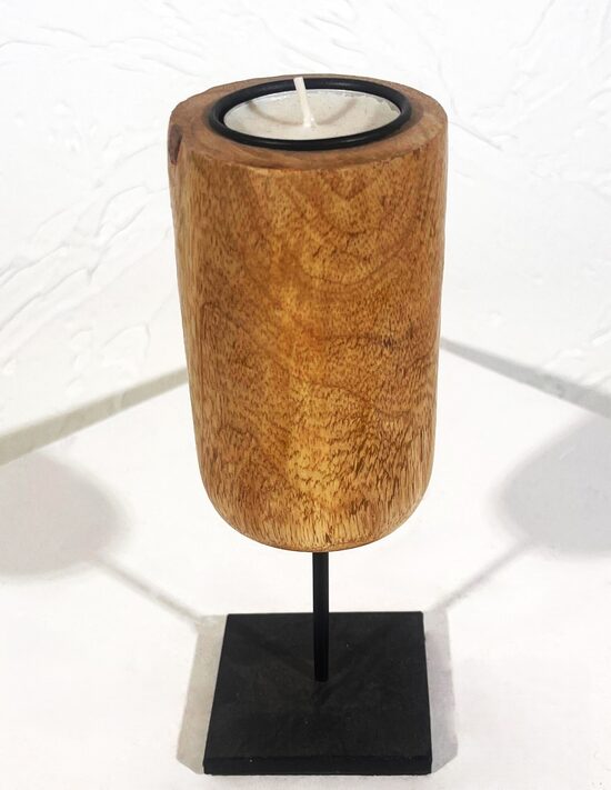 Koka svečturis ar metāla pamatni