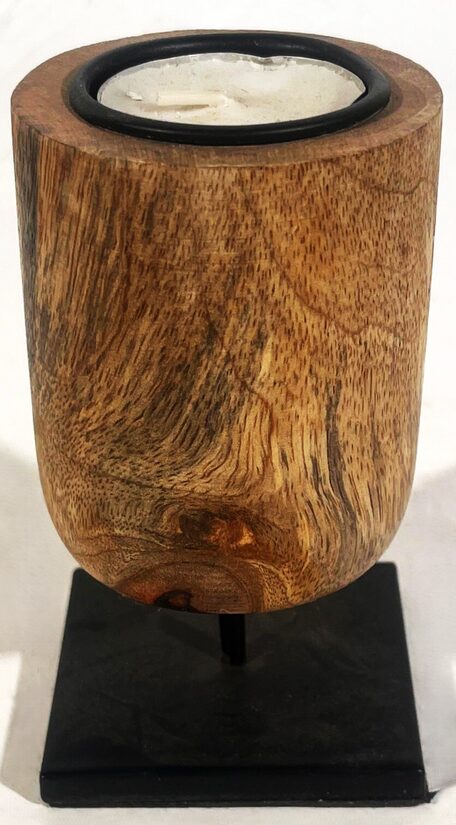 Koka svečturis ar metāla pamatni