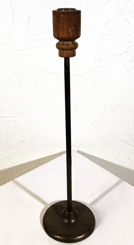 Koka svečturis ar metāla kāju