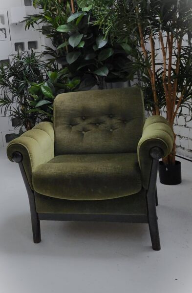 Zaļs samta krēsls 