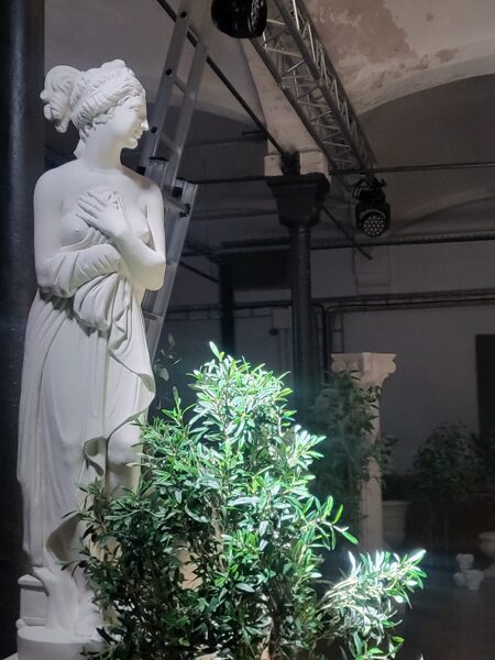 Veneras Statuja ( cm.41 x 38 x 165 h)