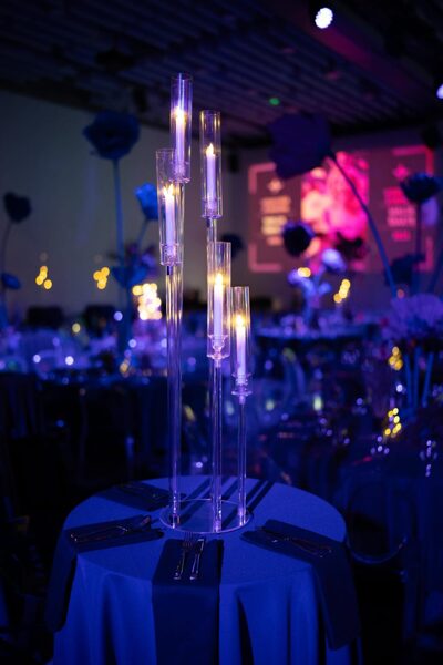 Caurspīdīgie svečturi ar 5gab. led svecēm komplektā. 