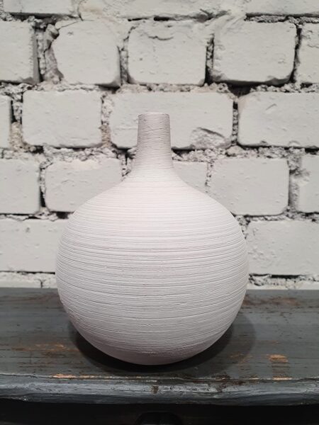 Balta dekoratīva keramikas vāzīte (augstums 20 cm)