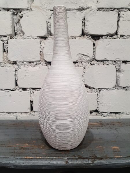 Balta dekoratīva keramikas vāzīte (augstums 26 cm)