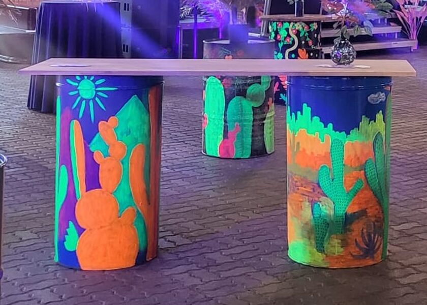 Neona krāsu galds. Divas mucas ar koka virsmu  60cm x 2m