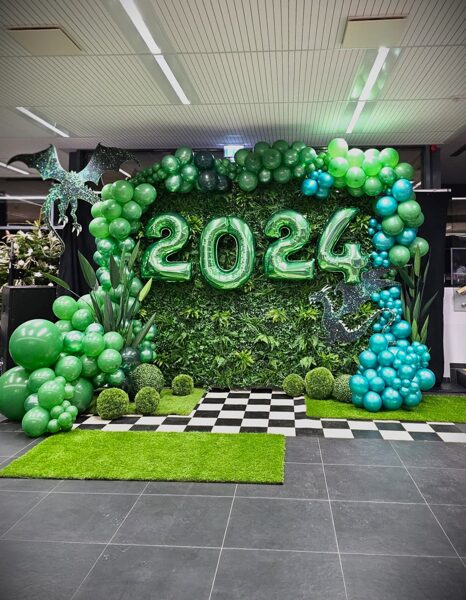 Komplekts - Zaļā siena 240cm x 300cm Paklaji šaha + zaļā zālīte, pūķi, augi, baloni (ciparu balonus pielāgojam pēc vajadzībām) 