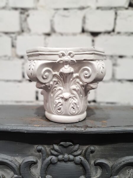 Dekoratīva balta keramikas vāze (augstums 16,5 cm, platums 12 cm)